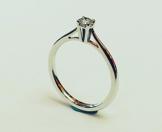 18ct. White gold & diamond engagement ring.